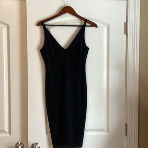 Forever 21 Black V-Neck Midi Dress Size Small